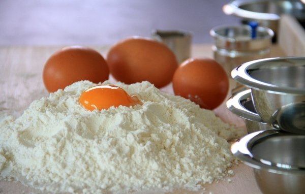 Заготовка из муки и яиц для теста на столе
