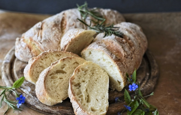 Нарезанная  чиабатта с розмарином на столе
