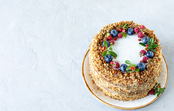 Аппетитный праздничный торт с ягодами