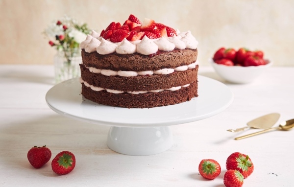 Аппетитный  праздничный торт с кремом и ягодами клубники