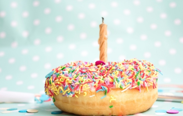 Аппетитный пончик со свечой на день рождения