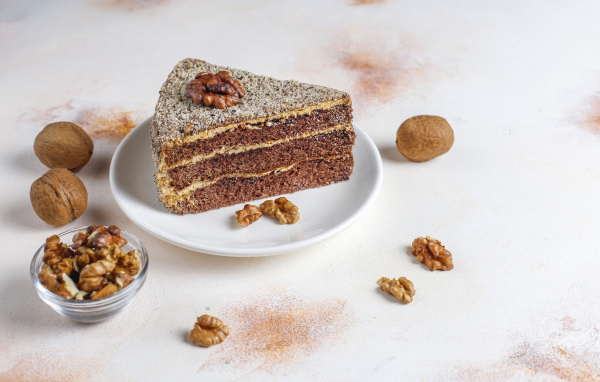 Аппетитный кусок  торта с грецкими орехами