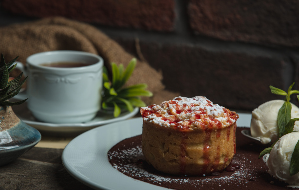 Яблочный пирог с чашкой чая на столе