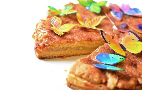 Яблочный пирог с бабочками на белом фоне