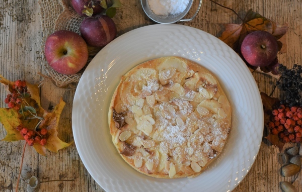 Осенний пирог с яблоками на столе