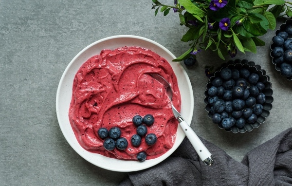 Ягодный щербет с черникой на столе