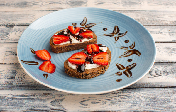 Хлебные гренки с кремом, шоколадом и кусочками клубники