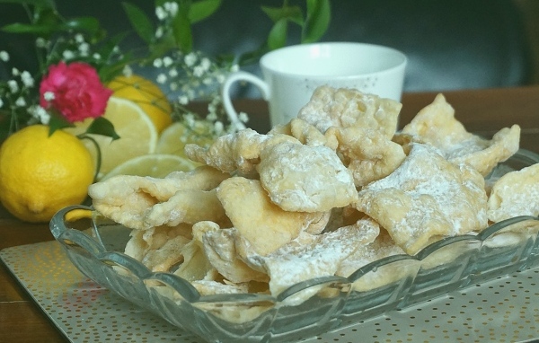 Печенье хворост на столе с лимоном