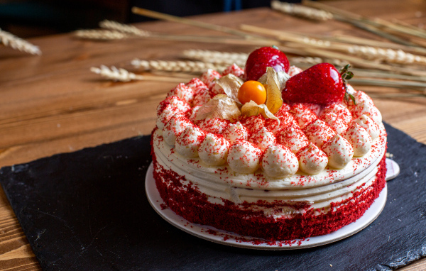 Торт со взбитыми сливками и ягодами клубники