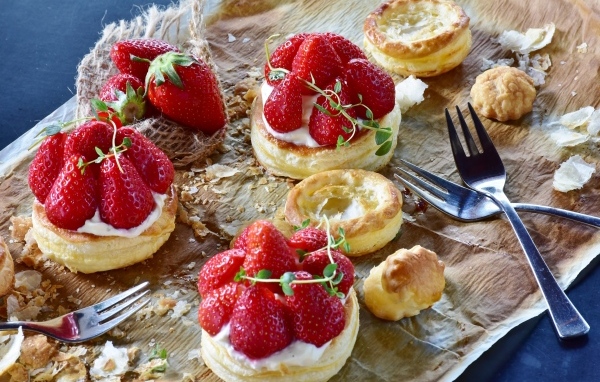 Пирожные с кремом и ягодами клубники