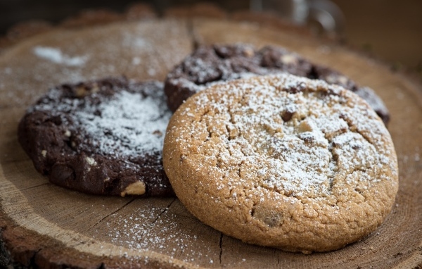 Шоколадное и овсяное печенье с сахарной пудрой на столе