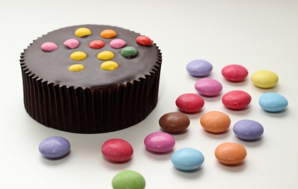 Шоколадный торт с разноцветными конфетами