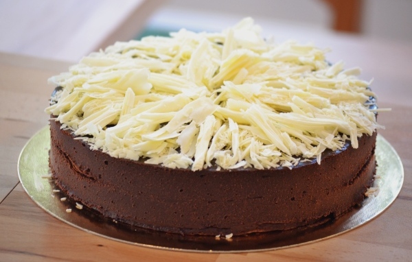 Шоколадный торт с тертой белой стружкой