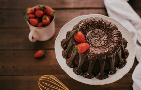 Шоколадный кекс в глазури с ягодами клубники
