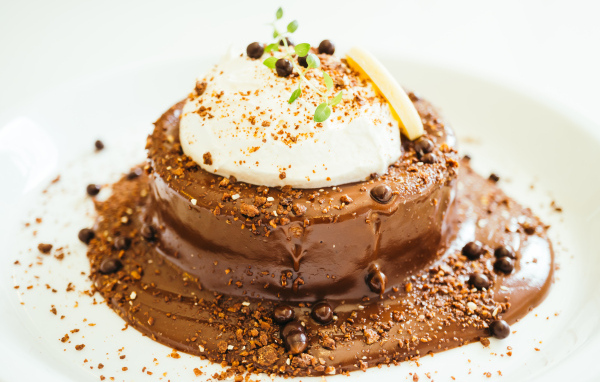 Пирожное в шоколаде со взбитыми сливками