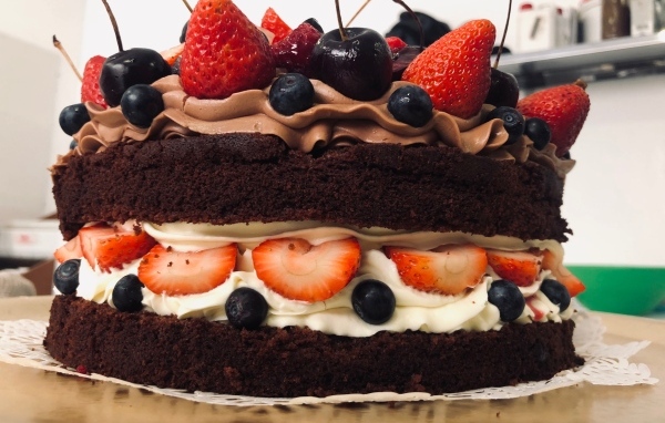 Шоколадный торт с белым кремом и ягодами