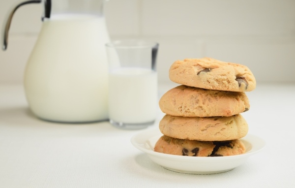 Печенье с шоколадной крошкой на столе с молоком
