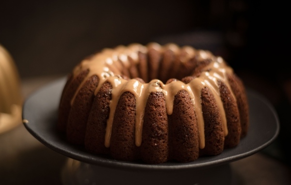 Шоколадный кекс с карамельной глазурью