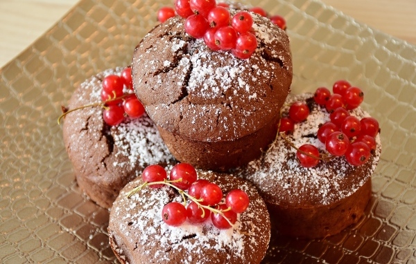 Шоколадные кексы с красной смородиной