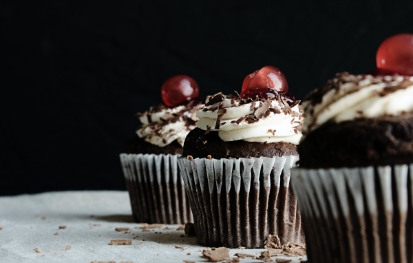 Шоколадные кексы со взбитыми сливками и ягодами вишни