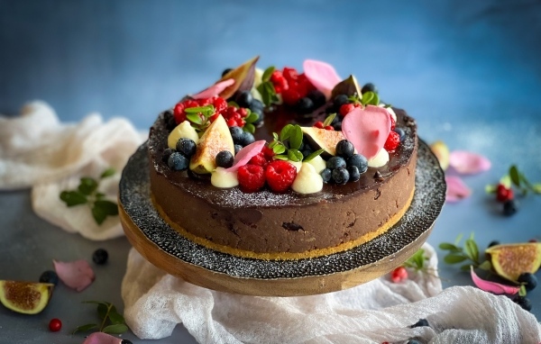 Шоколадный десерт с ягодами