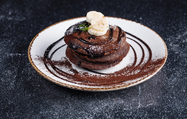 Шоколадные панкейки с кусочками банана