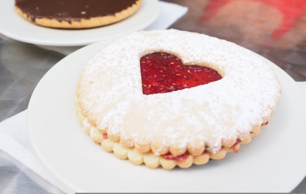 Печенье с джемом в сахарной пудре