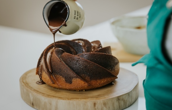 Кекс покрывают растопленным шоколадом