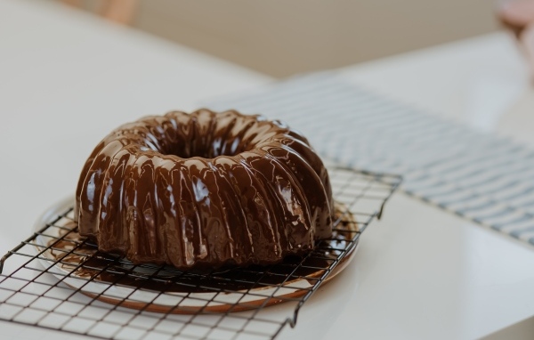 Кекс в шоколадной глазури на столе
