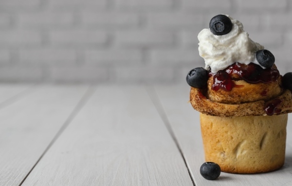 Кекс со взбитыми сливками и ягодами черники