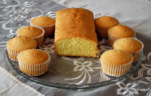 Кексы на стеклянной тарелке на столе