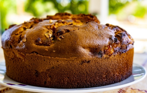 Вкусный ароматный яблочный пирог на тарелке