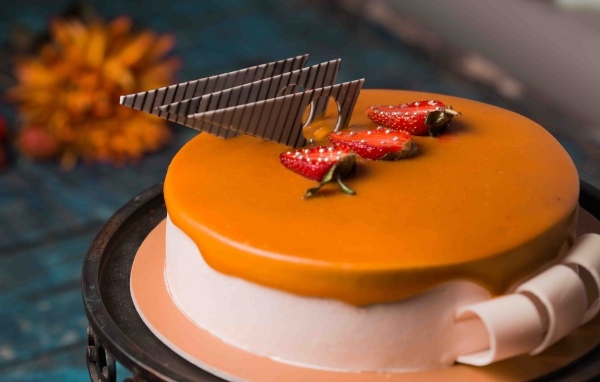 Аппетитный торт мусс с ягодами клубники