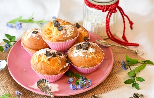 Вкусные сладкие свежие кексы на тарелке