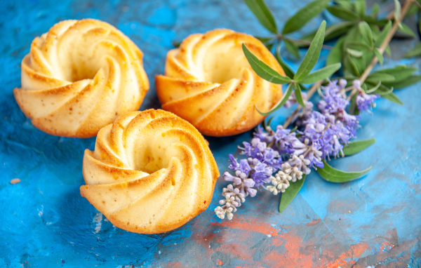 Вкусное сладкое песочное печенье с цветами на столе