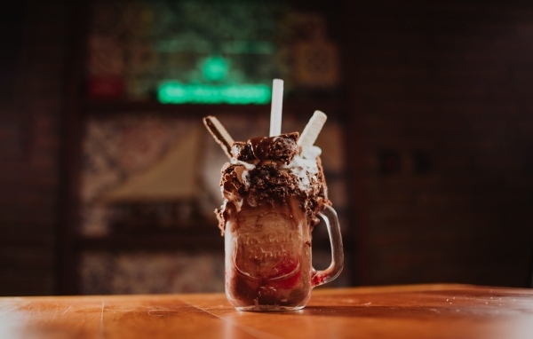 Десерт в стакане с трубочками