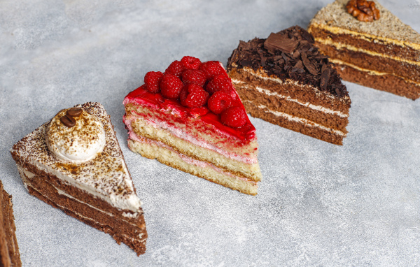 Четыре разных вкусных куска торта на столе