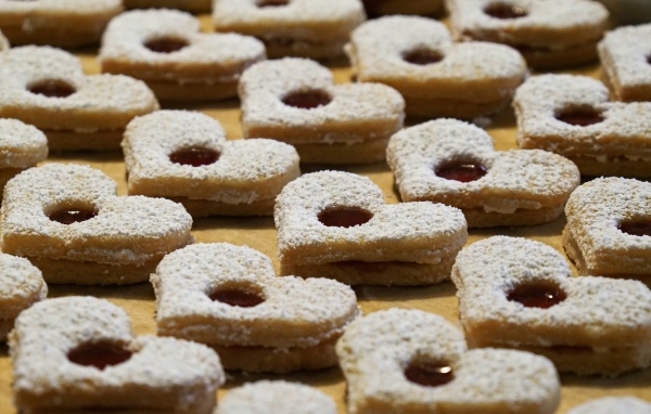 Печенье в форме сердца с сахарной пудрой и джемом