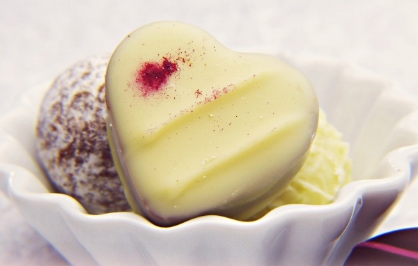 Конфета в форме сердца в белом шоколаде