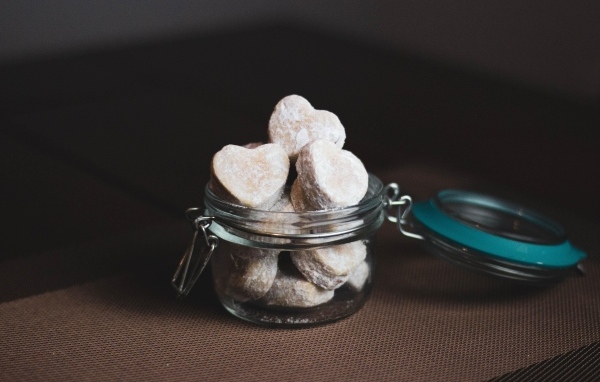 Печенье в форме сердца в стеклянной банке