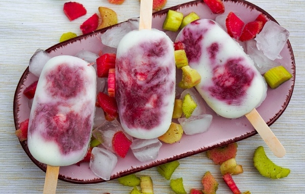 Мороженое на тарелке со льдом и ревенем