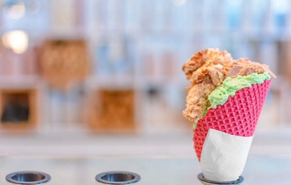 Мороженое с розовой вафле