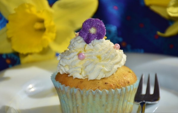 Маффин с белым кремом крупным планом