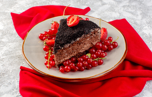 Кусок торта с красной смородиной и клубникой