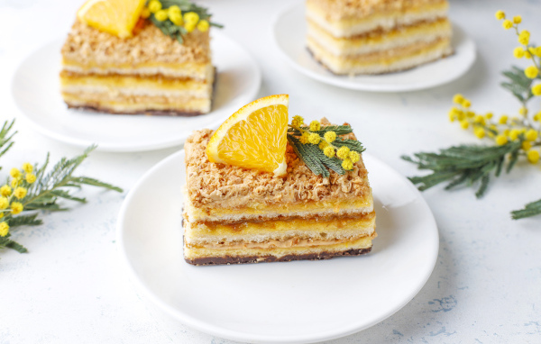 Кусок сладкого торта с кусочком лимона