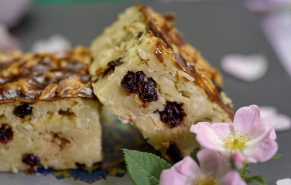 Кусочки запеканки с изюмом на столе