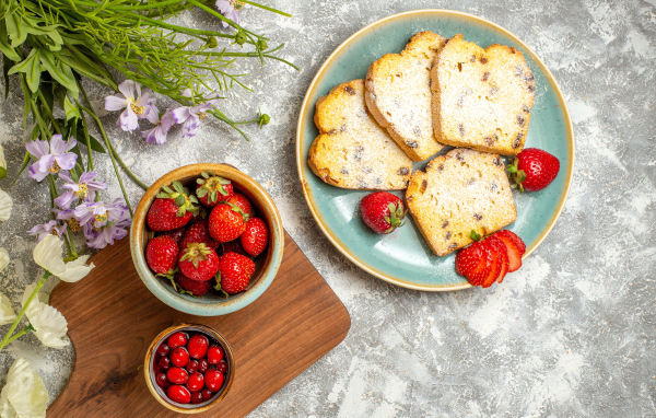 Кусочки кекса с изюмом на столе с ягода клубники