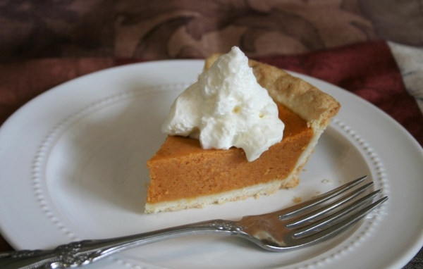 Тыквенный пирог со сливками на тарелке