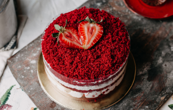 Торт красный бархат с ягодами клубники