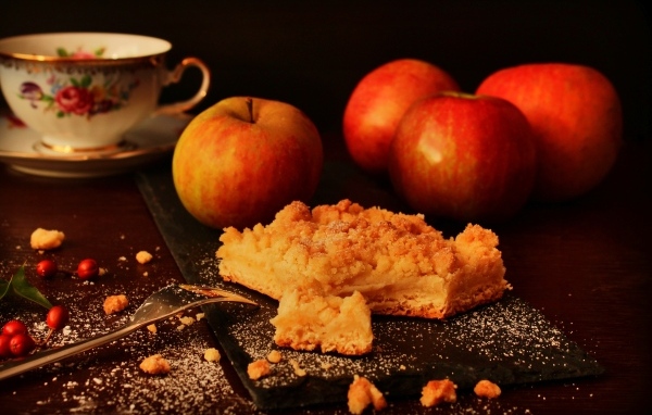 Песочный яблочный пирог на столе с яблоками